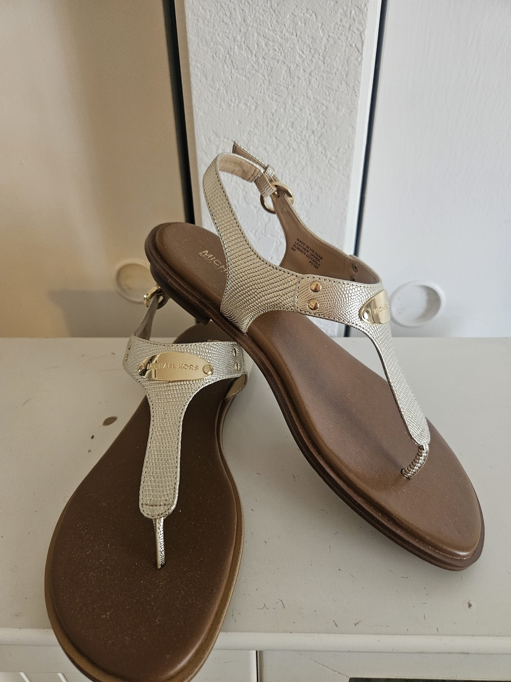 MICHAEL KORS Women's Gold Metallic T-Strap Sandals Size 8 Like New, Worn Once. - Picture 2 of 7